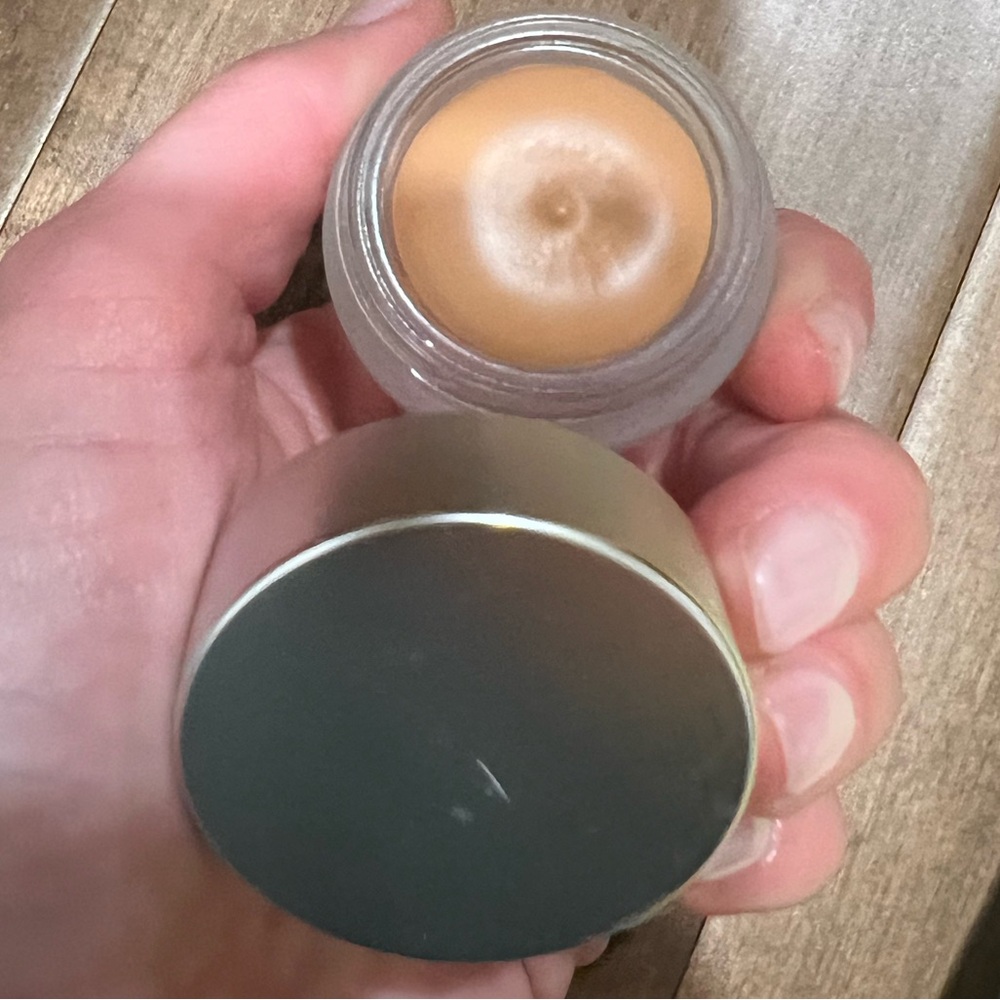 R.e.m. beauty sweetener concealer in medium 10w